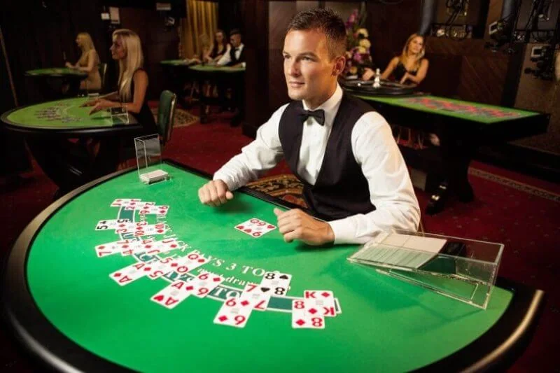 Dealer memandu permainan di ruang meja live